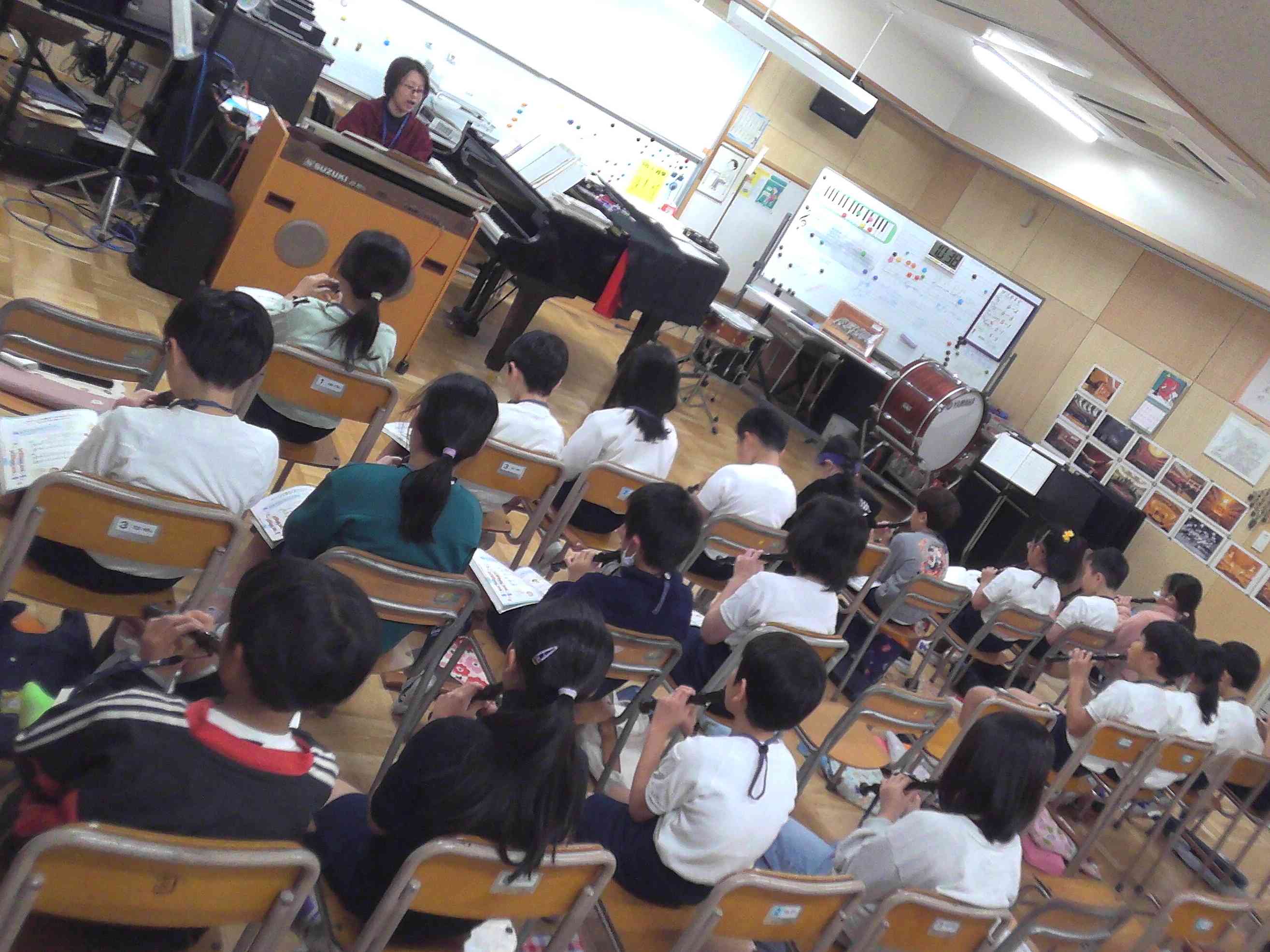 指使いを気を付けながらリコーダーの練習。