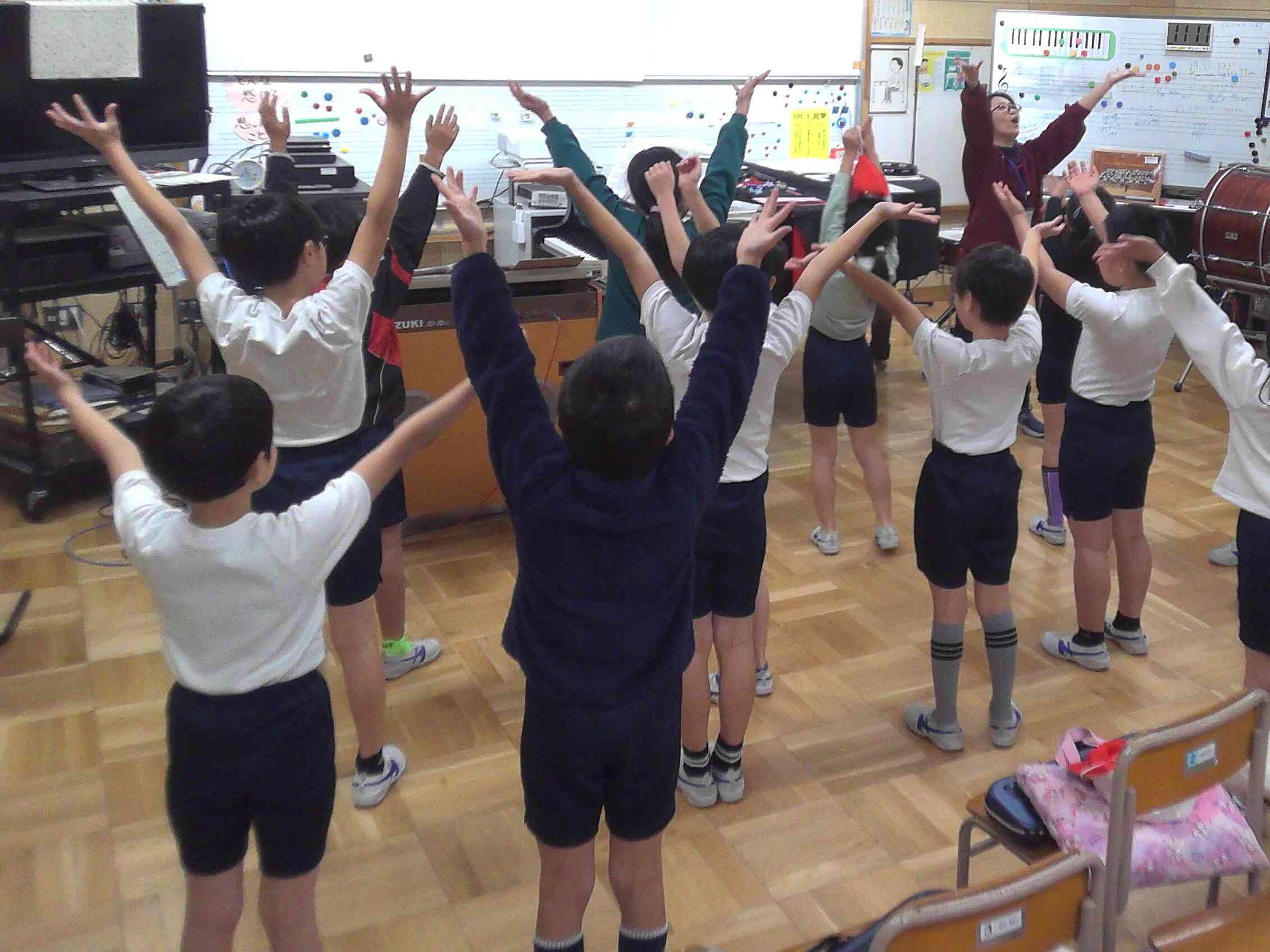 みんなで考えた振り付けで歌います。