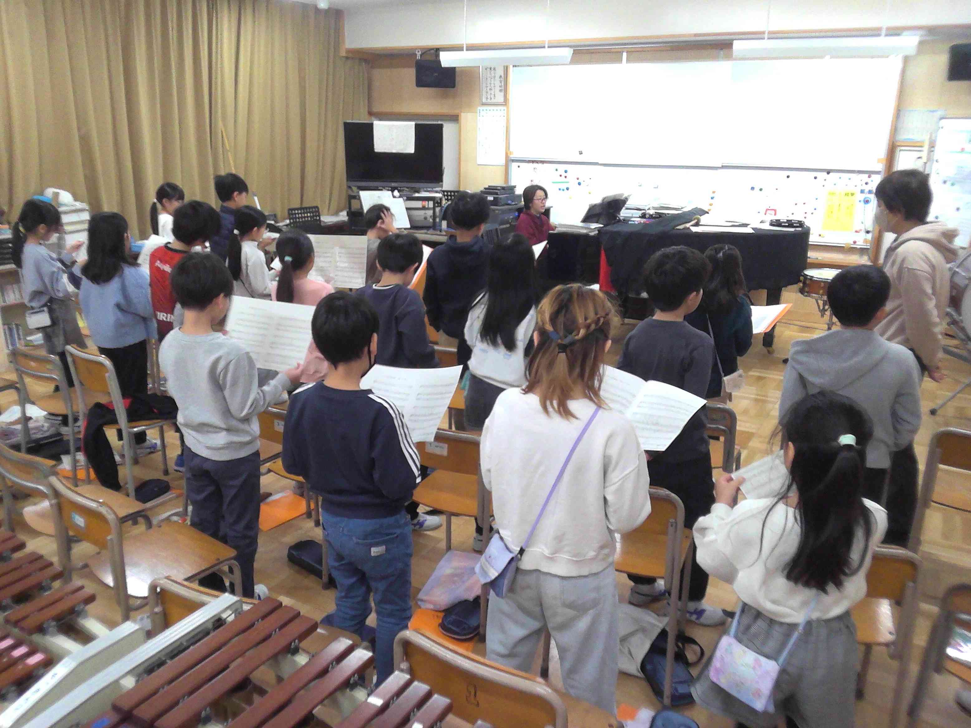 後期前半終わりの会で歌う「輝け川南」の練習。